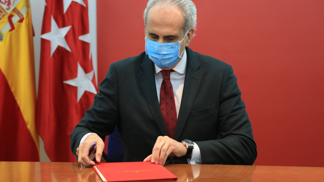 El consejero de Sanidad de la Comunidad de Madrid, Enrique Ruiz Escudero, durante el acto de firma del documento de recomendaciones para la atención al paciente crítico y semicrítico
