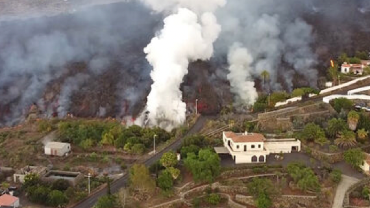 El volcán de La Palma engulle las viviendas de la zona.