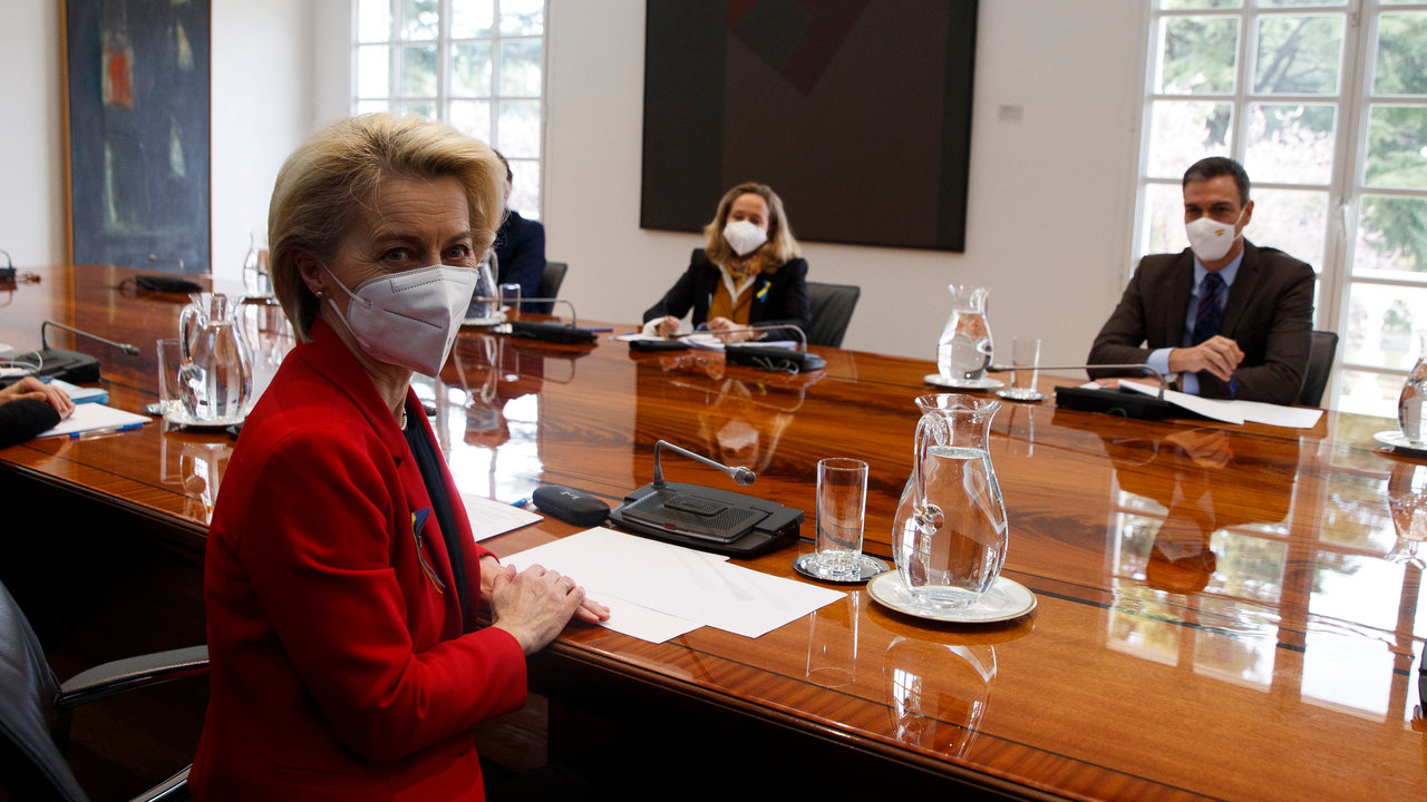 La ministra de Economía, Nadia Calviño, la presidenta de la Comisión Europea, Ursula von der Leyen, y el presidente del Gobierno, Pedro Sánchez, se reúnen en La Moncloa, a 5 de marzo de 2022, en Madrid (España). 