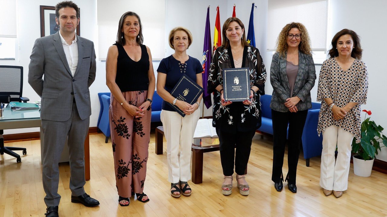 Firma de acuerdo, con Rosa Visedo Clavero, Carmen García Elías, Susana Pérez Quislant y Eva Cabello Rioja