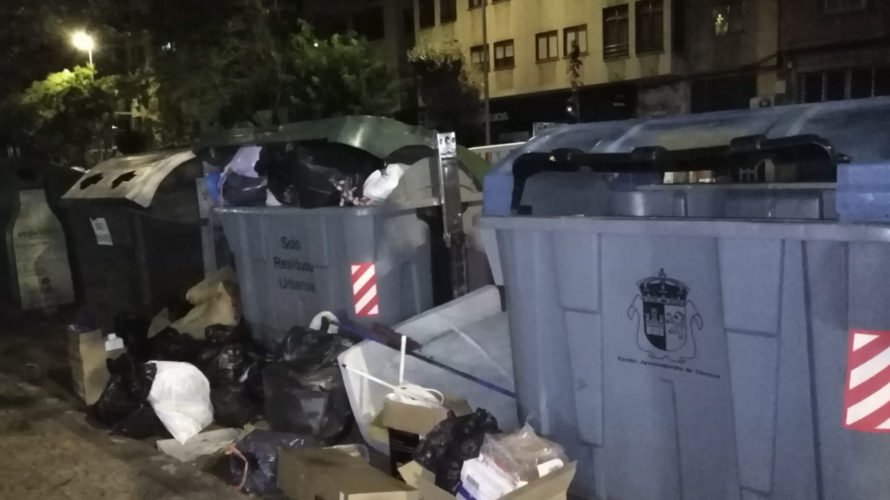 Residuos en los contenedores de un barrio de Cáceres