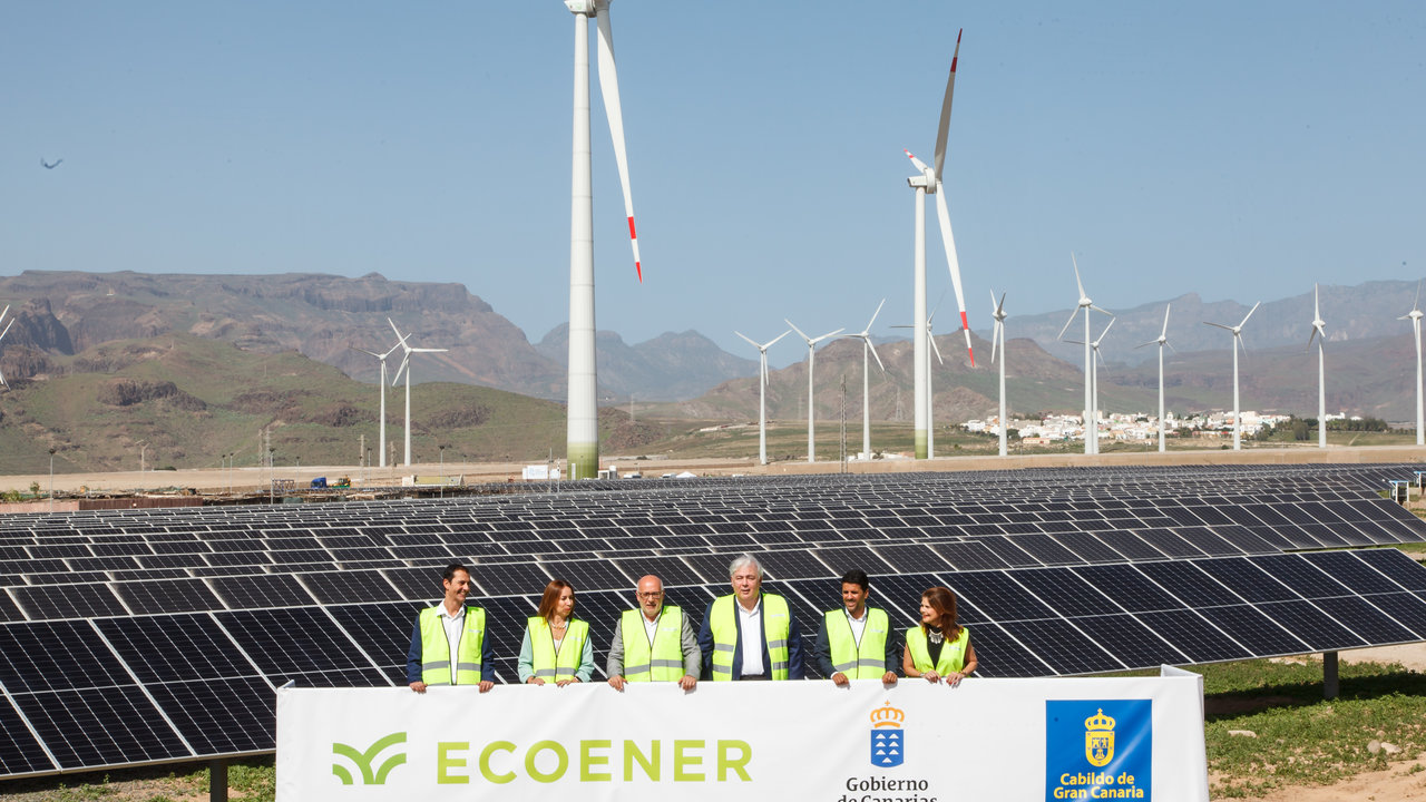 Ecoener inaugura el mayor complejo de generación de energías renovables de las Islas Canarias. En la foto, Antonio Morales, Presidente del Cabildo de Gran Canaria, Luis de Valdivia, Presidente de Ecoener y otras autoridades del archipélago.