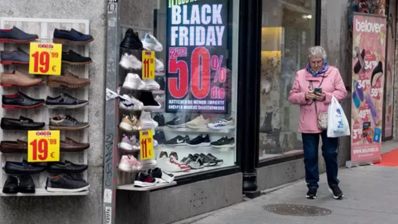 Una mujer pasa por delante de una tienda que anuncia un cartel publicitario del ‘Black Friday’ - Eduardo Parra - Europa Press