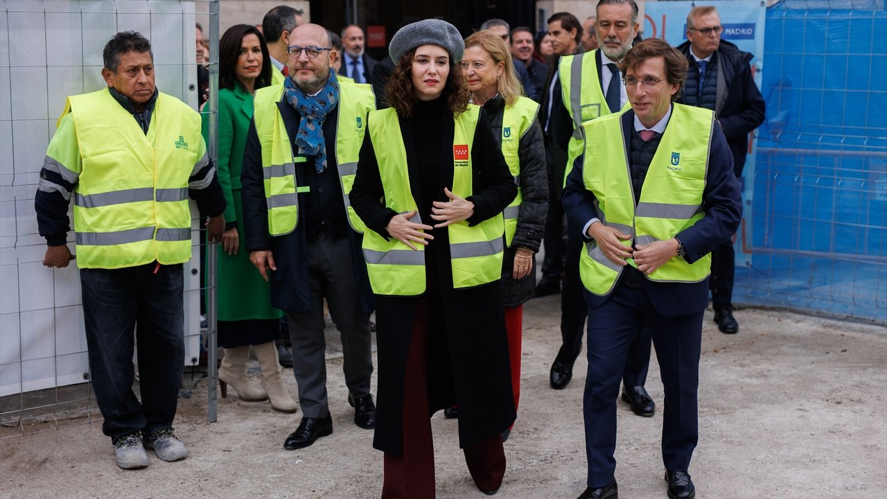 La presidenta de la Comunidad de Madrid, Isabel Díaz Ayuso y el alcalde de Madrid, José Luis Martínez-Almeida, durante su visita a las obras de la Puerta de Sol, a 21 de noviembre de 2022, en Madrid (España). 