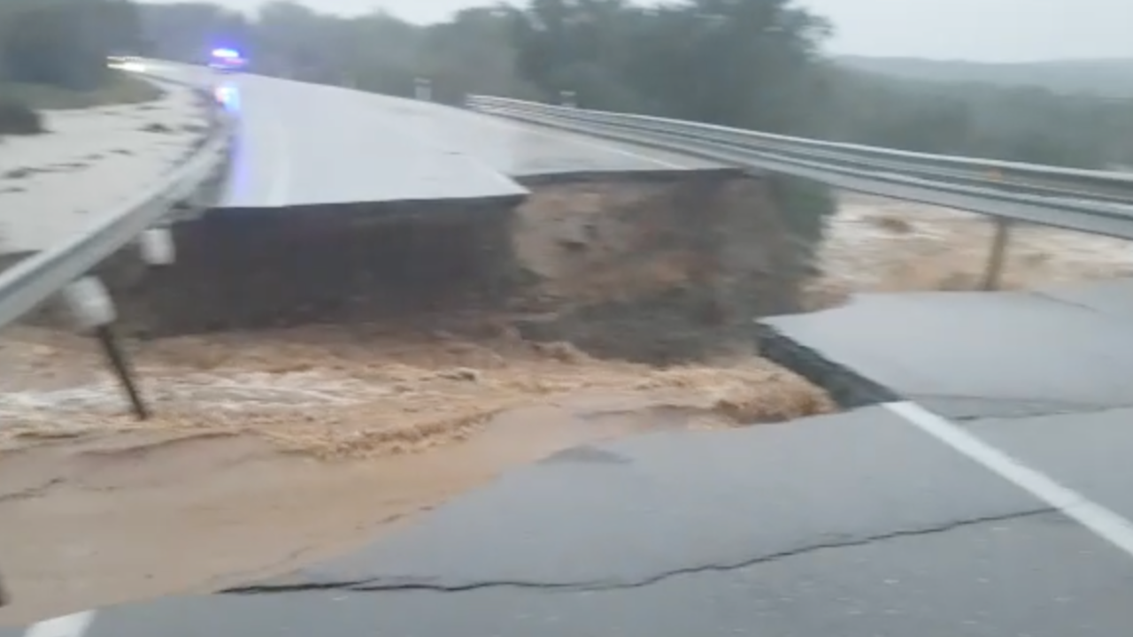 Carretera de Cáceres arrollada por la borrasca Efraín.