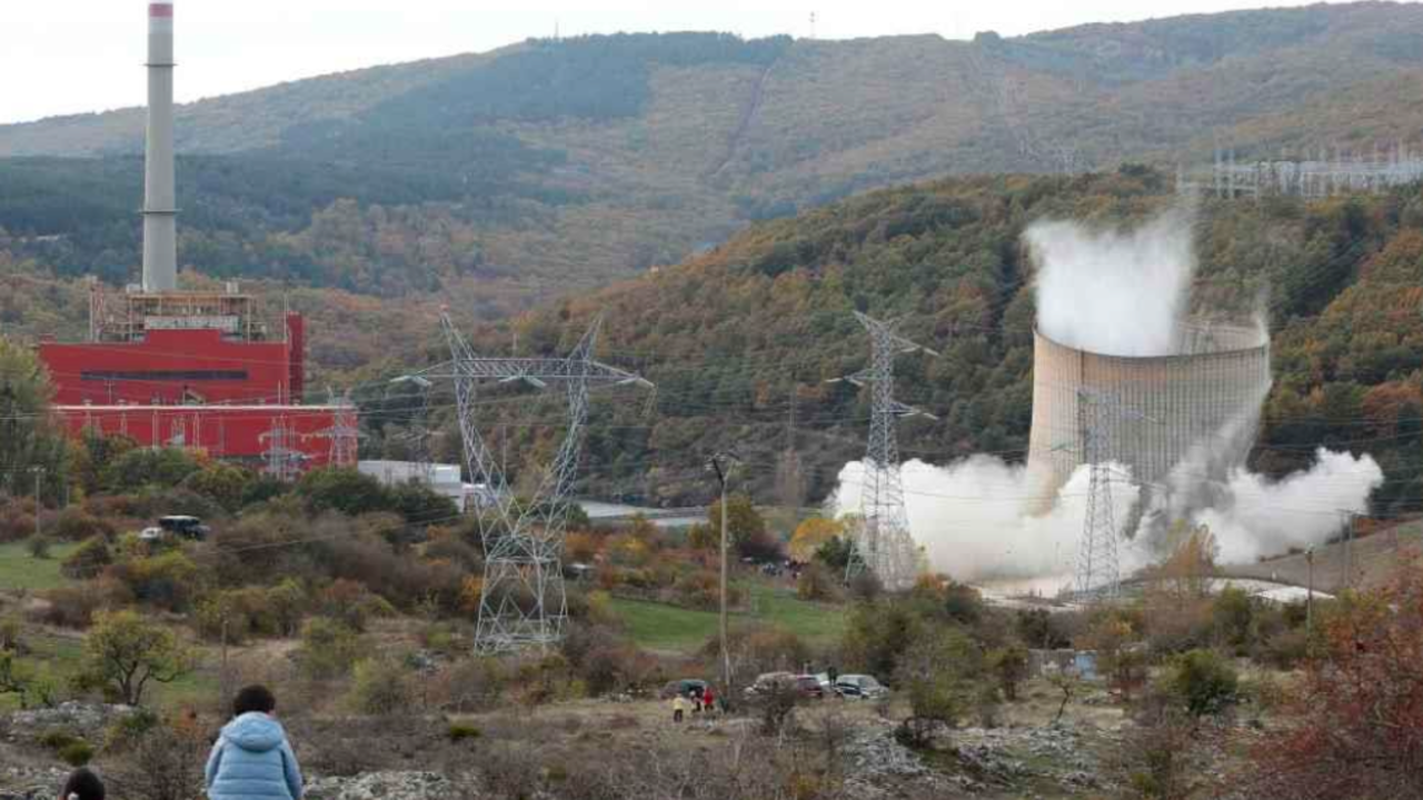 Voladura de la torre de refrigeración de la central térmica de Velilla (Palencia), en octubre de 2021 (ICAL).