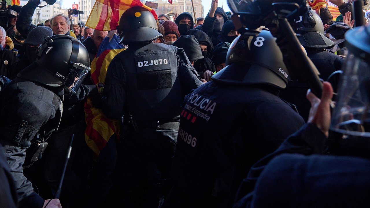 Carga de los Mossos contra manifestantes independentistas en Barcelona.
