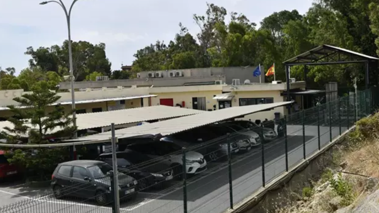Vista general del aparcamiento y entrada del Centro de Estancia Temporal de Inmigrantes (CETI), en una imagen de archivo.