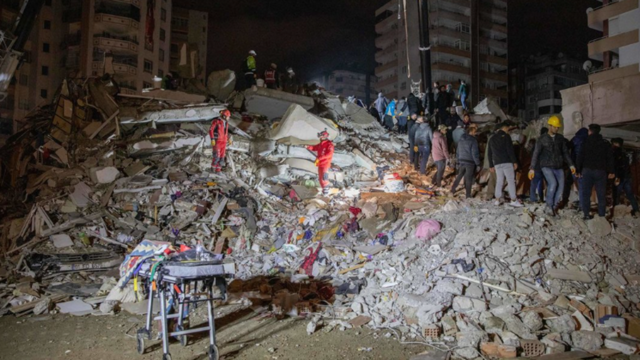 Terremoto en Turquía: decenas de camiones salen cargados de mantas y leche  desde los ...
