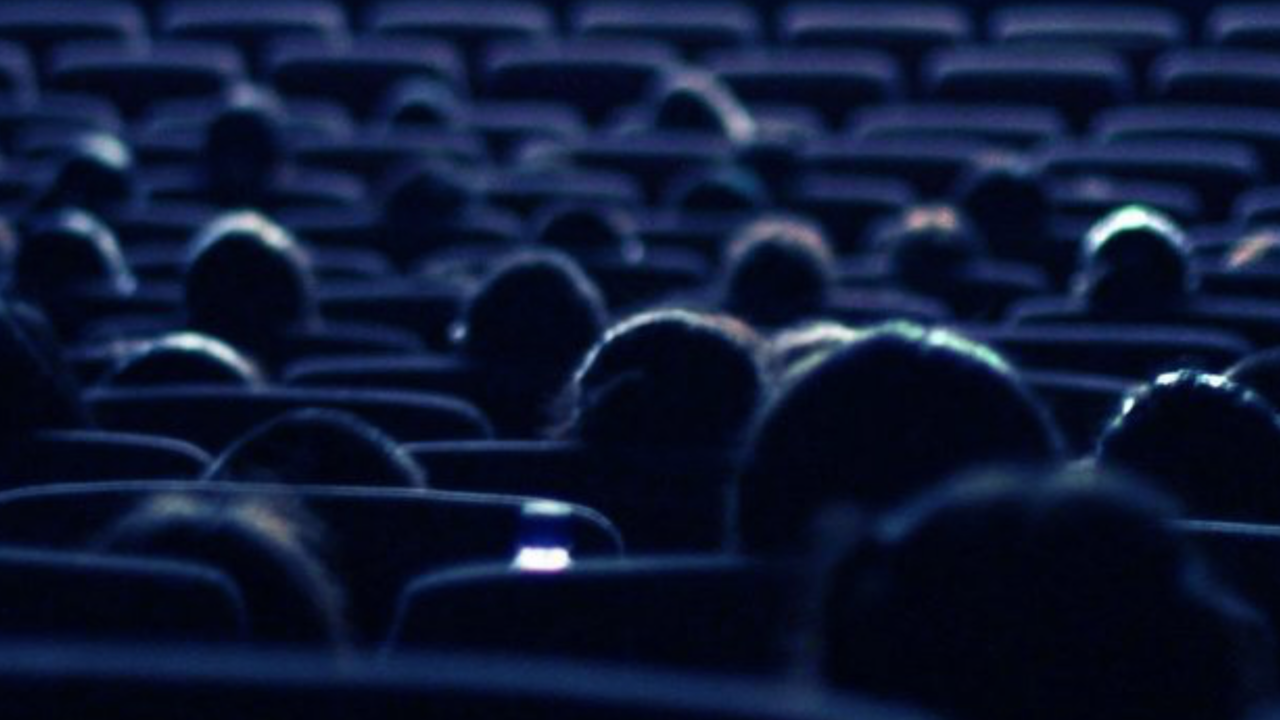 Una sala de cine durante la proyección de una película.