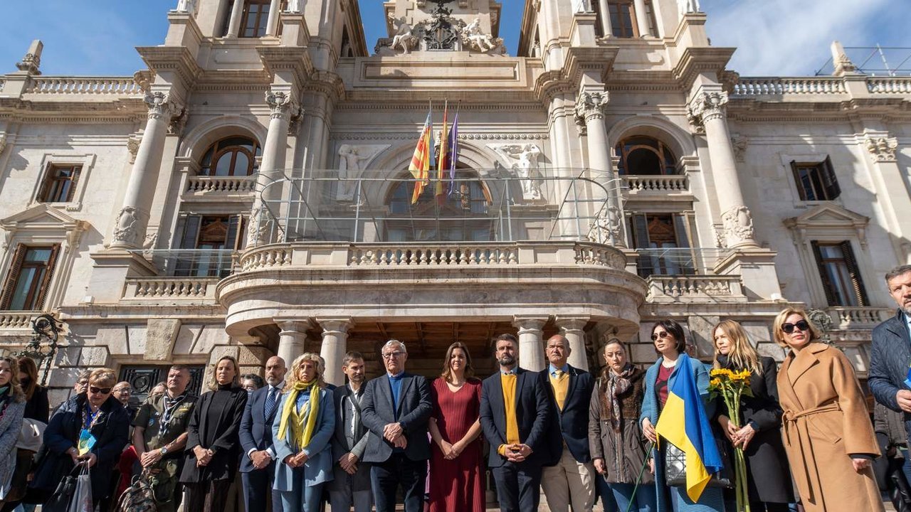 El equipo de Joan Ribó, ante el Ayuntamiento de Valencia (Foto- Jorge Gil : Europa Press). 