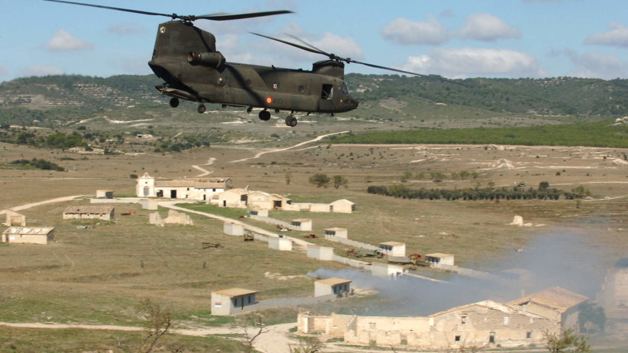 Un helicóptero Chinook en el campo de maniobras de San Gregorio. 