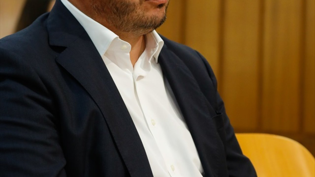El ex presidente del Gobierno murciano Pedro Antonio Sánchez, sentado en la Audiencia Provincial de Murcia, a 27 de septiembre de 2022, en Murcia (España)