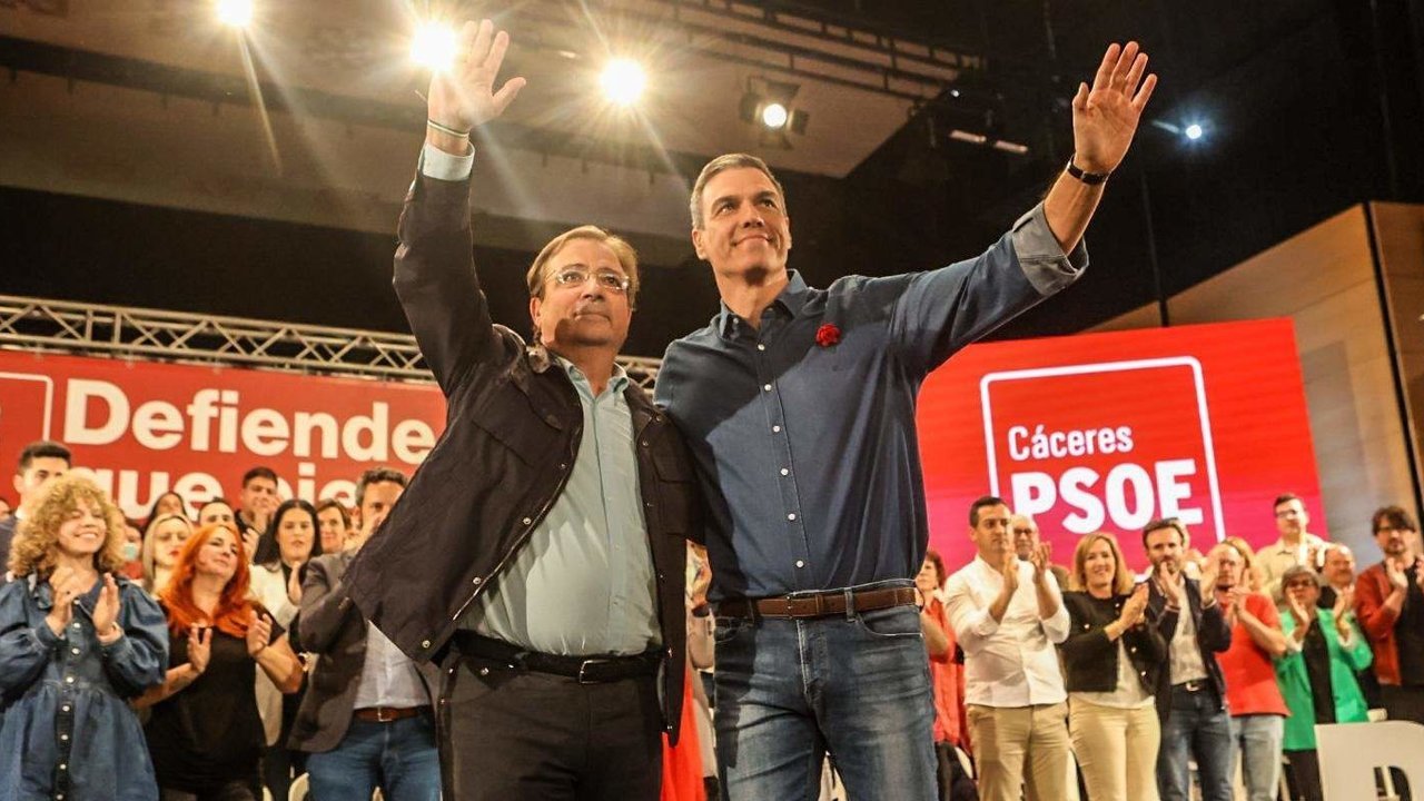 Guillermo Fernández Vara y Pedro Sánchez en un acto del PSOE en Cáceres. 