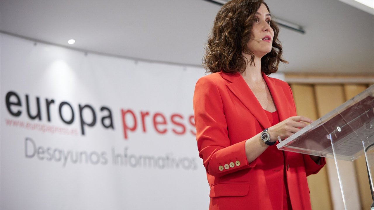 La presidenta de la Comunidad de Madrid, Isabel Díaz Ayuso, interviene durante un desayuno informativo de Europa Press, en el Hotel Hyatt Regency Hesperia, a 18 de mayo de 2023, en Madrid (España).