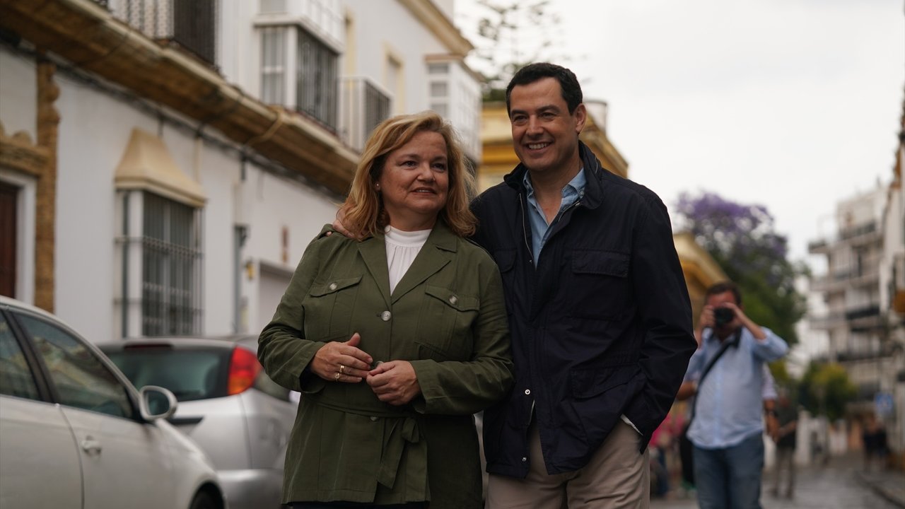 El presidente del PP de Andalucía, Juanma Moreno, junto a María José de Alba, candidata a la Alcaldía de San Fernando