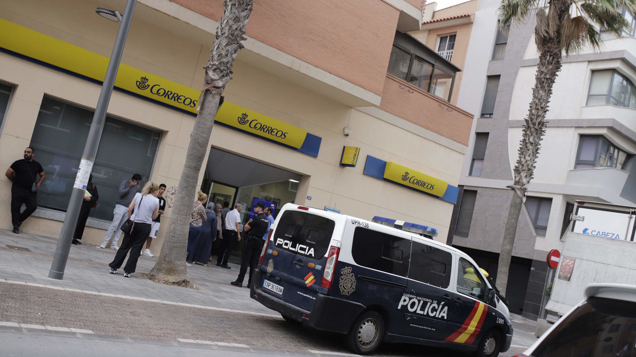 Un furgón policial frente a una oficina de correos en Melilla (Foto- Ilies Amar : Europa Press). 