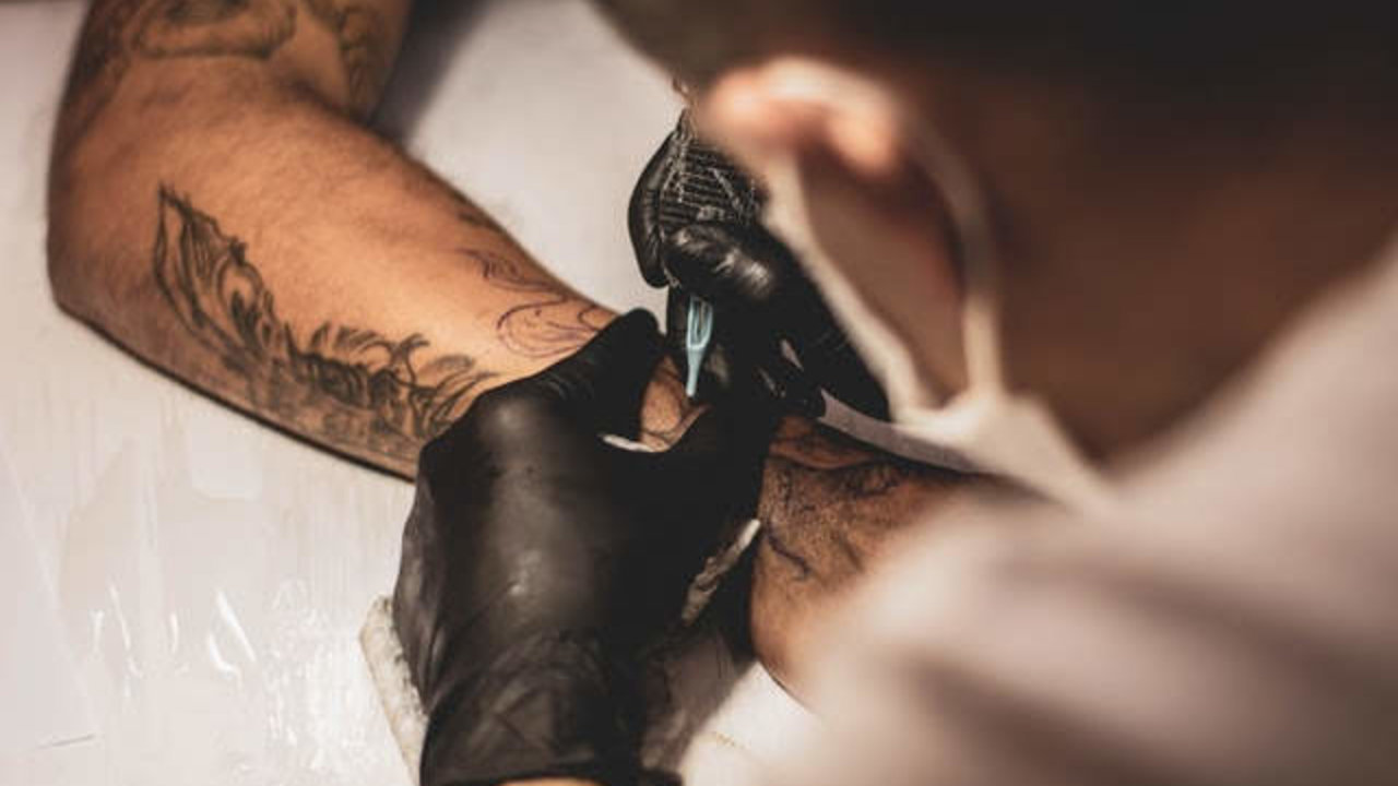 Los tatuadores empiezan a tener que superar un curso oficial para poder ejercer. 
