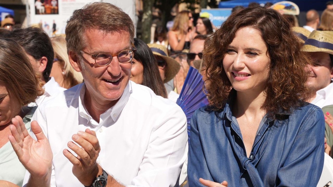 El presidente de los populares, Alberto Núñez Feijóo, y la presidenta de la Comunidad de Madrid, Isabel Díaz Ayuso en un acto del partido.