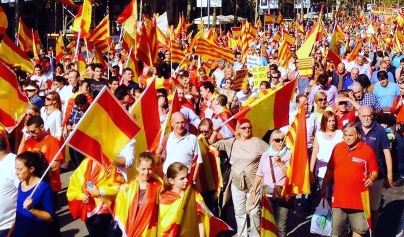 Manifestacion Frente A La Sede De La Generalitat La Reaccion Espanolista Contra La Consulta El 9 N