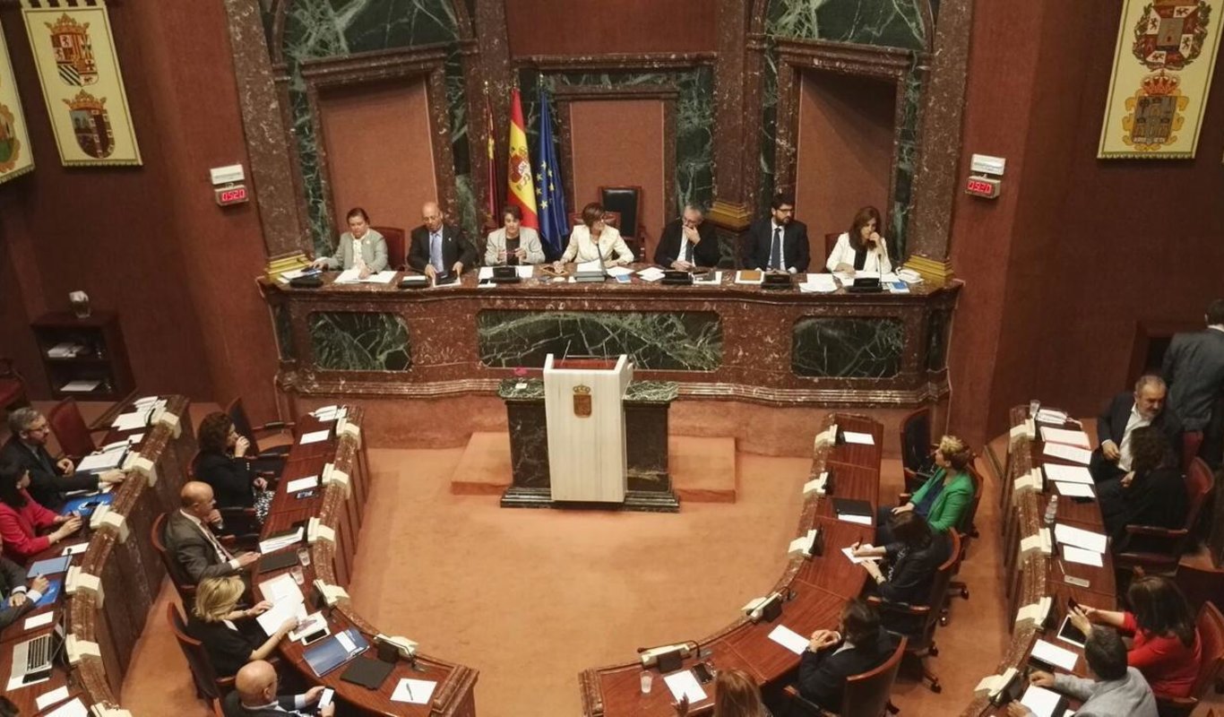 La Asamblea de Murcia debate la movilización de los presupuestos para 2018