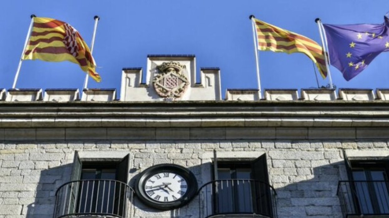 Vox denuncia ante el Congreso de los Diputados el incumplimiento de Cataluña con puesta en los ayuntamientos de las banderas oficiales