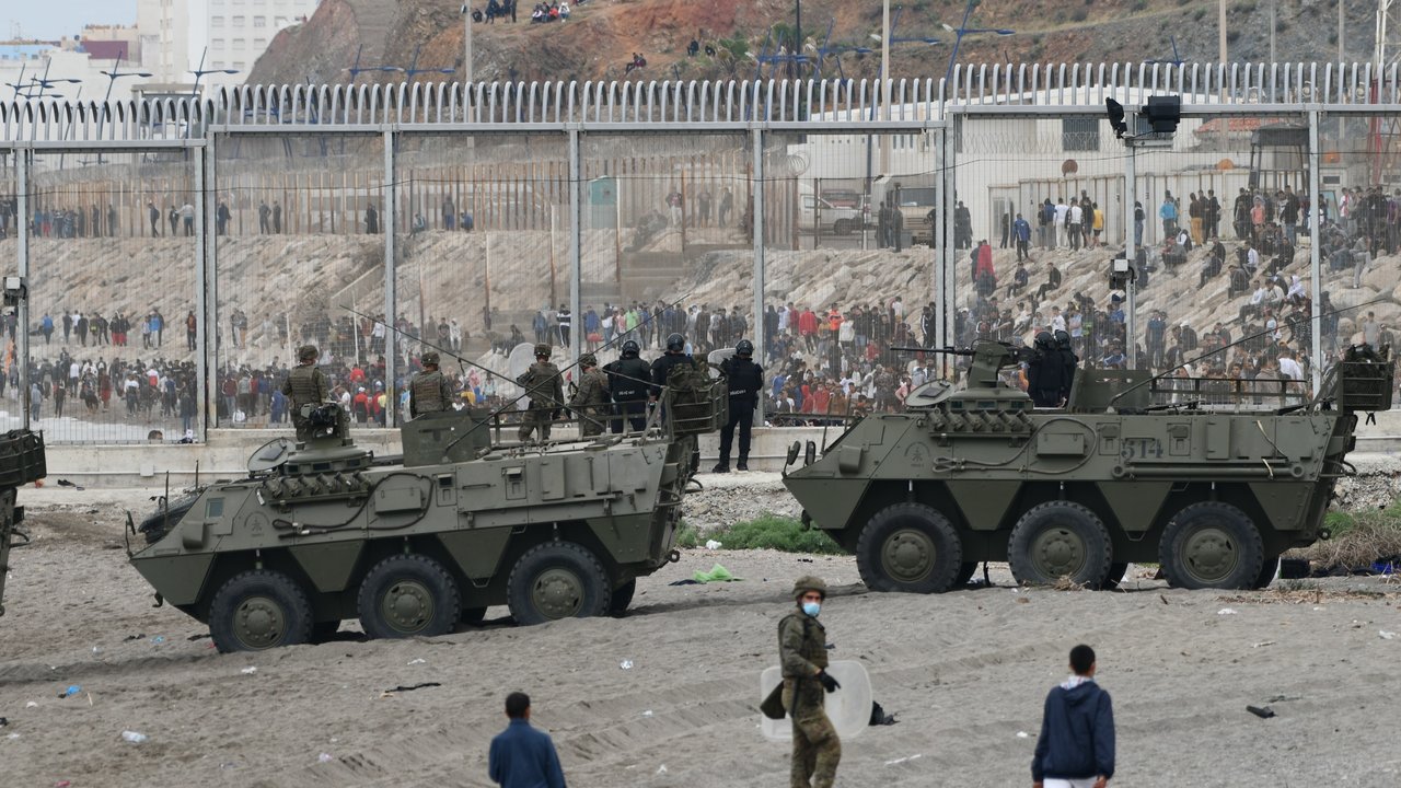 El Ejército de Tierra, desplegado junto a la valla de Ceuta (Foto- Antonio Sempere : Europa Press). 