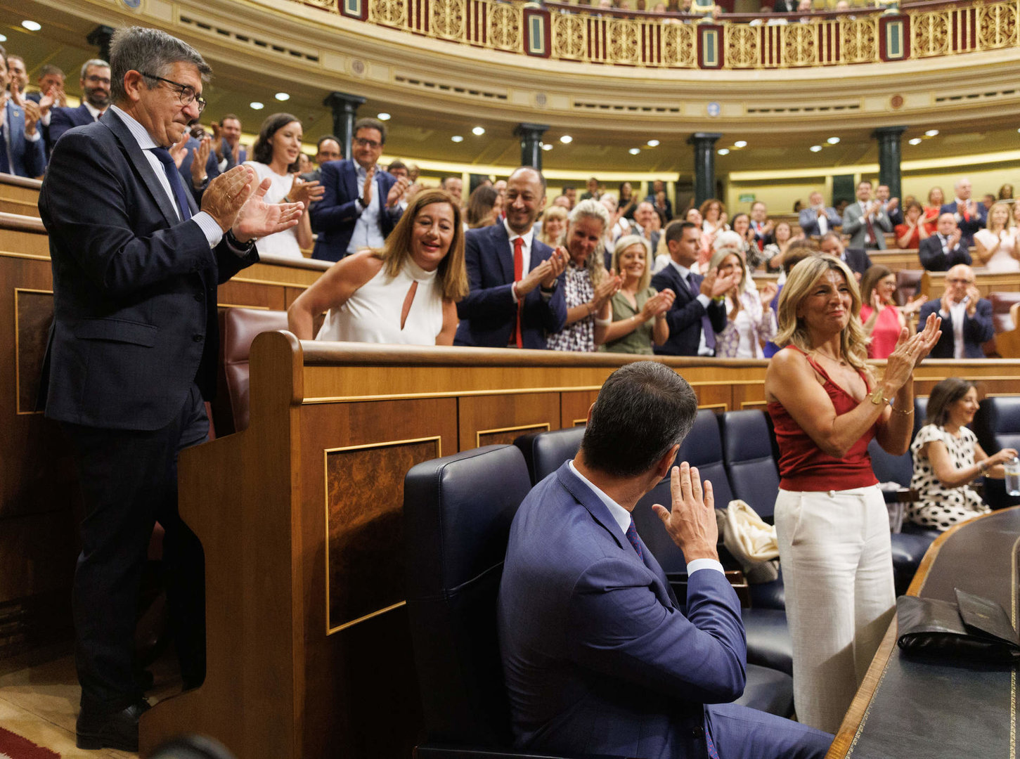 El presidente del Gobierno, Pedro Sánchez, y el portavoz del grupo parlamentario, Patxi López, aplauden junto a la bancada socialista tras la elección de Francina Armengol como presidenta del Congreso de los Diputados. 