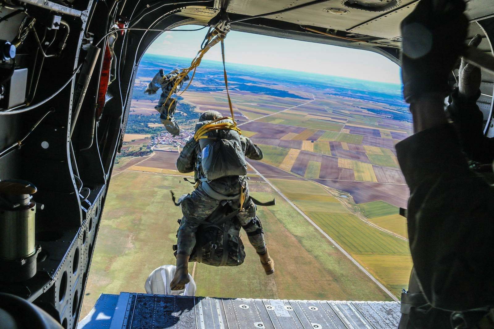 Salto de la Brigada 'Almogávares' VI de Paracaidistas (Bripac) (Foto- Flickr Ejército de Tierra). 