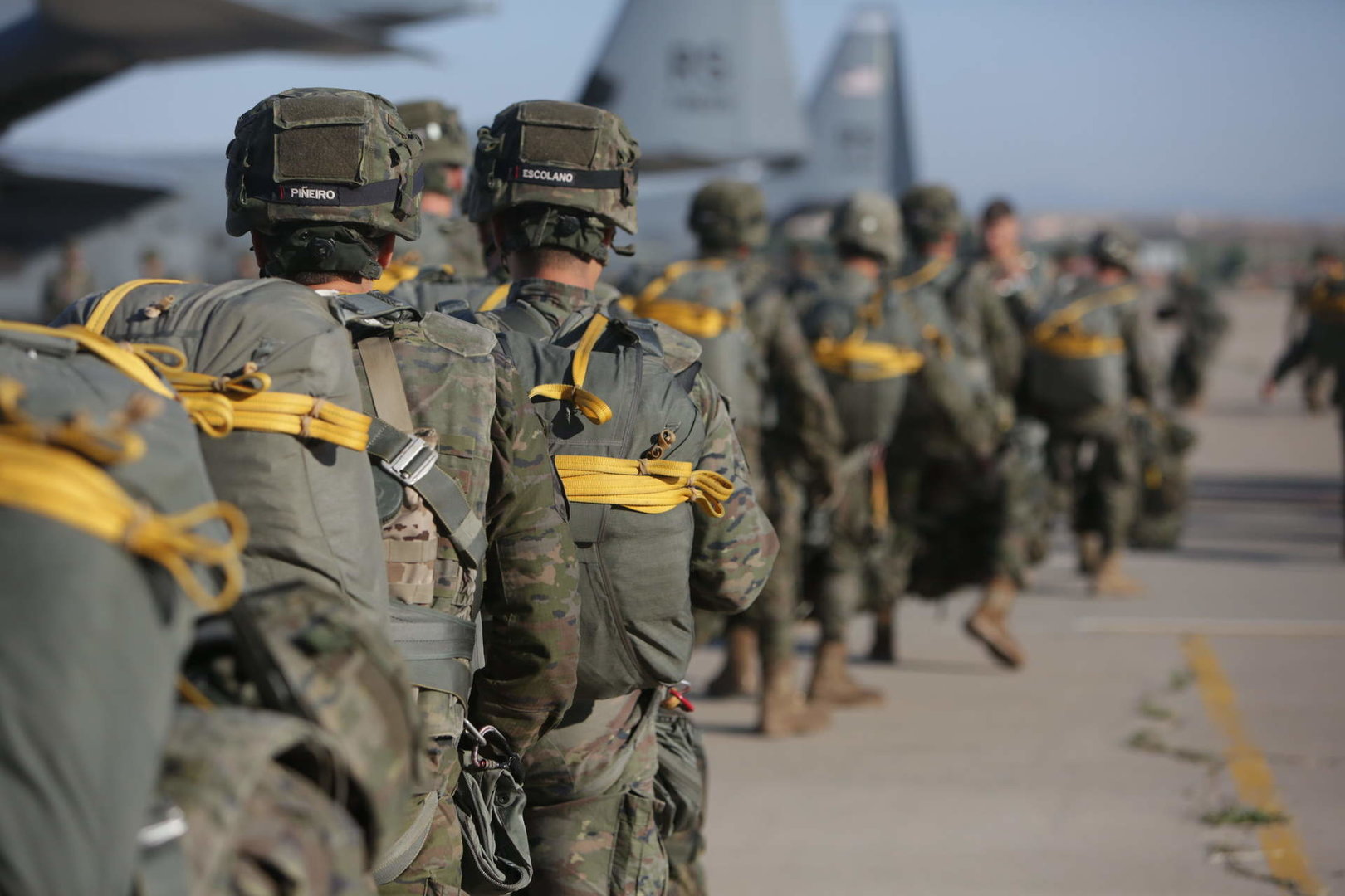 Militares de la Bripac, a la espera de subir aviones C-130 para un salto paracaidista (Foto- Flickr Ejército de Tierra). 