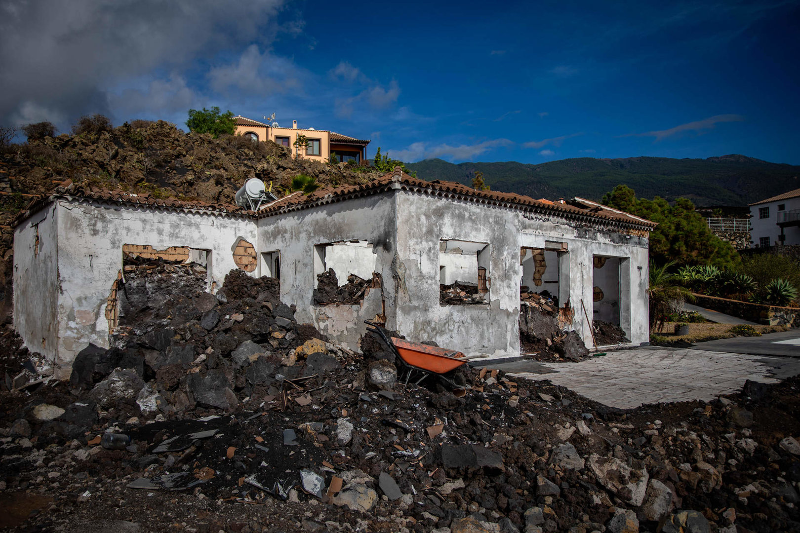 Vista de una casa arrasada por la lava en Las Manchas, Los Llanos de Aridane (La Palma). Kike Rincón : Europa Press 