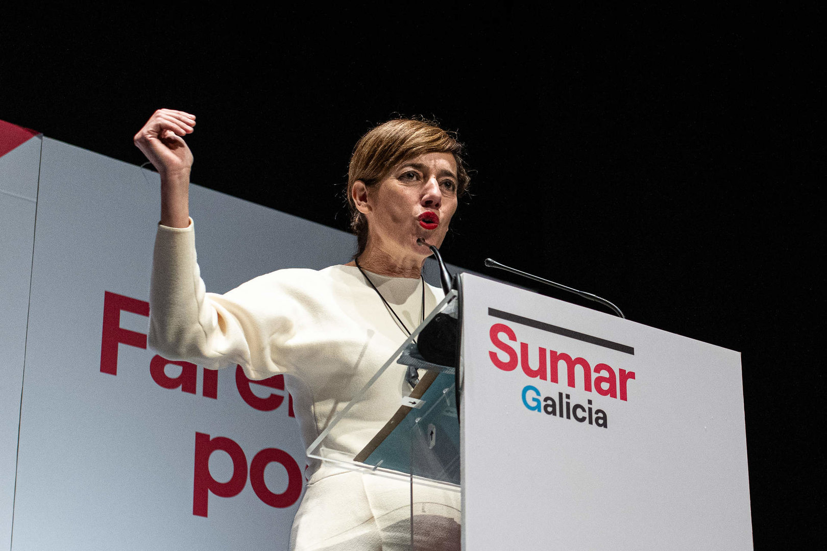 La candidata de Sumar Galicia a la Presidencia de la Xunta, Marta Lois, interviene durante un acto de campaña electoral de Sumar Galicia, en el cine Elma, a 11 de febrero de 2024, en A Pobra do Caramiñal, A Coruña, Galicia. 