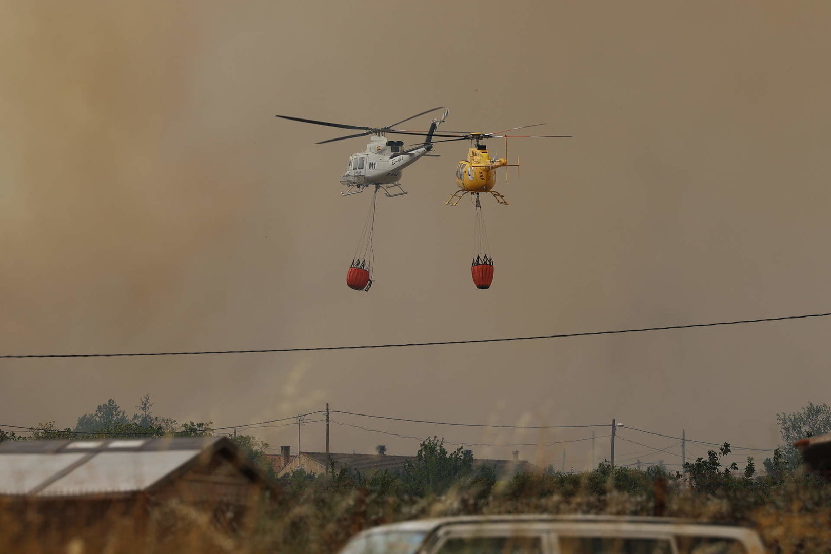 Helicópteros trabajan en la extinción de un incendio. 