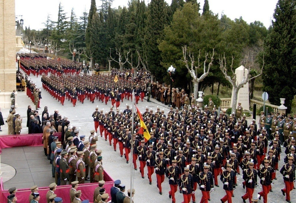Cadetes durante un desfile en la Academia General Militar de Zaragoza.