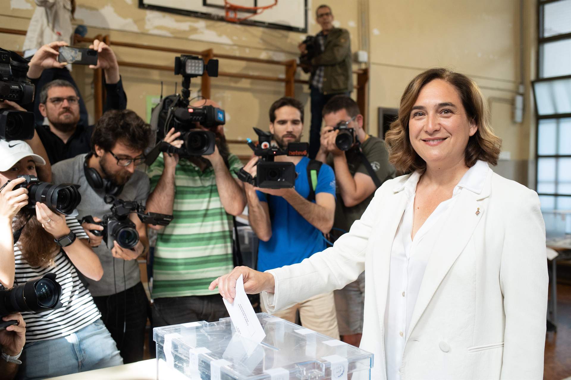 La alcaldesa de Barcelona y candidata de BComú a la reelección, Ada Colau, vota en el Centre Cívic La Sedeta. La ciudad de Barcelona, la capital más disputada de todas.