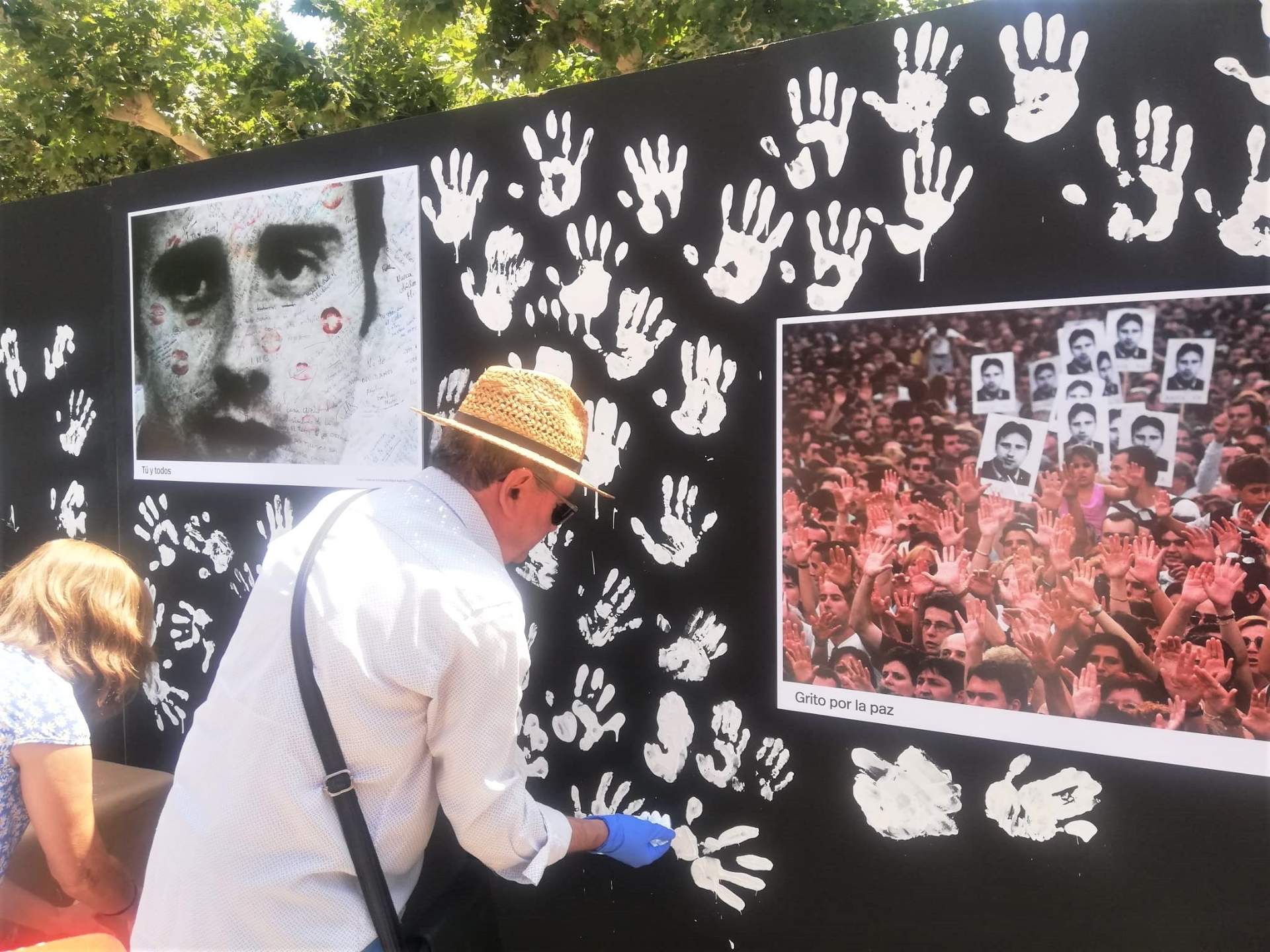 Ciudadanos colocan manos blancas en un panel en Logroño, en recuerdo por el 26 aniversario del asesinato de Miguel Ángel Blanco.