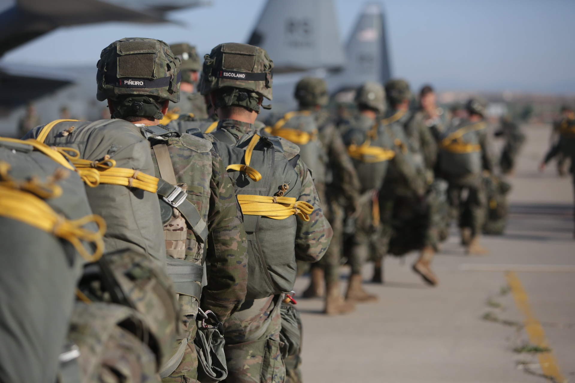 Militares de la Bripac, a la espera de subir aviones C-130 para un salto paracaidista (Foto: Flickr Ejército de Tierra).