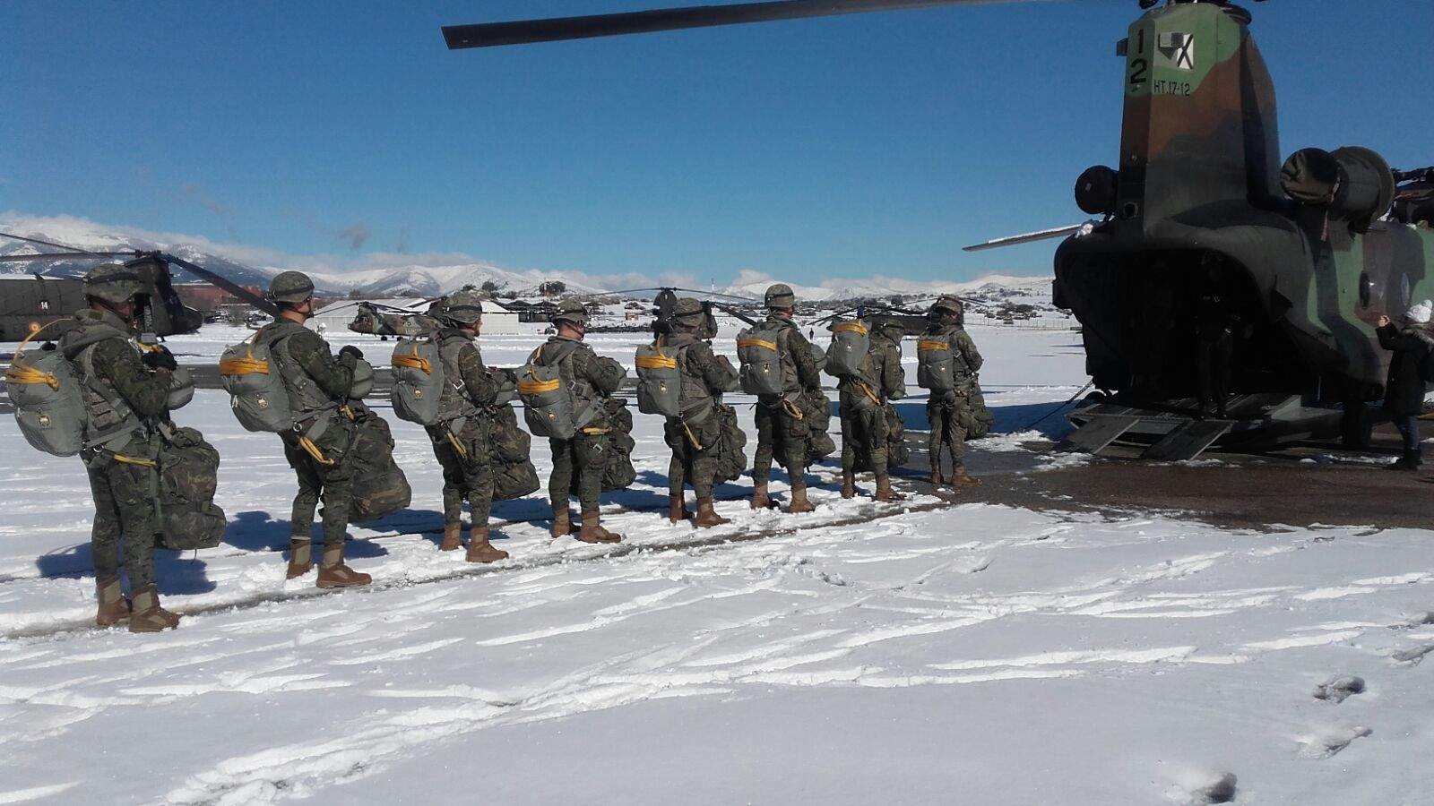 Militares de la Bripac suben a un helicóptero Chinook.