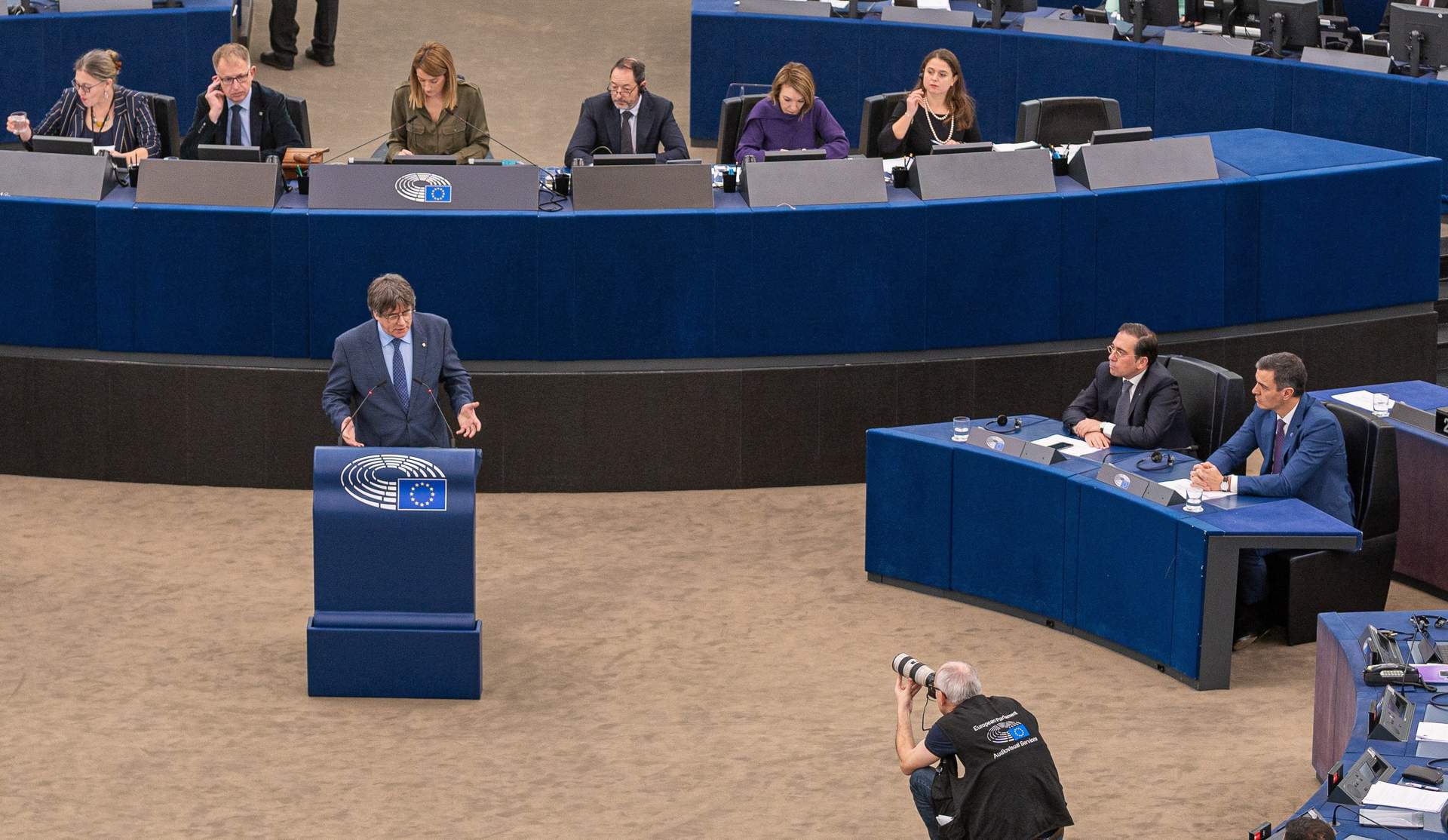 Carles Puigdemont interviene ante el Parlamento Europeo; a la derecha, le observa Pedro Sánchez (Foto: Álex Flores / Europa Press).