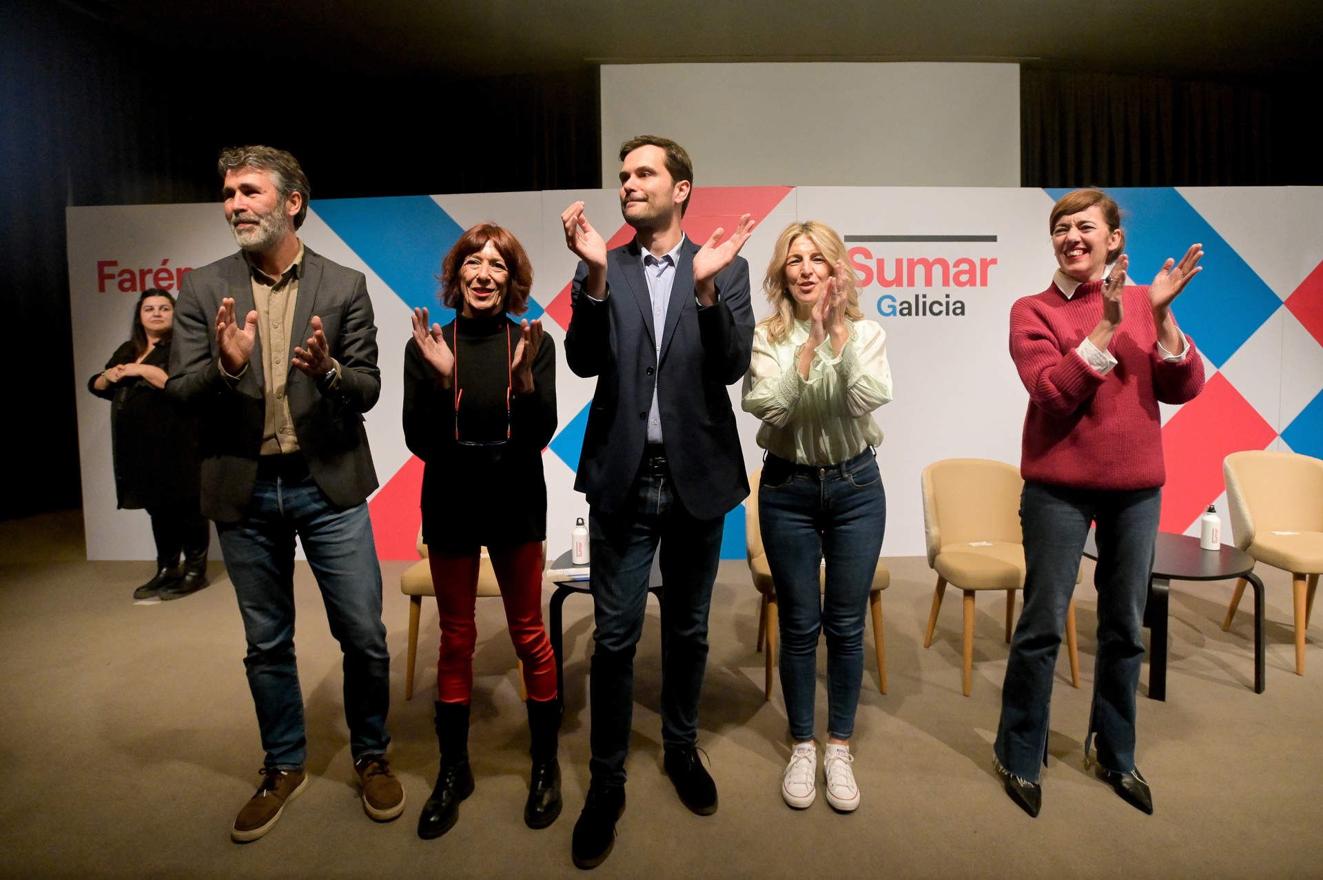 La líder de Sumar y vicepresidenta segunda del Gobierno de España, Yolanda Díaz (2d), participa junto a la candidata a la Xunta de Galicia, Marta Lois (d), Juan Villoslada (i), Paulo C. López (c) y Berta Vigil (2i). A Coruña.