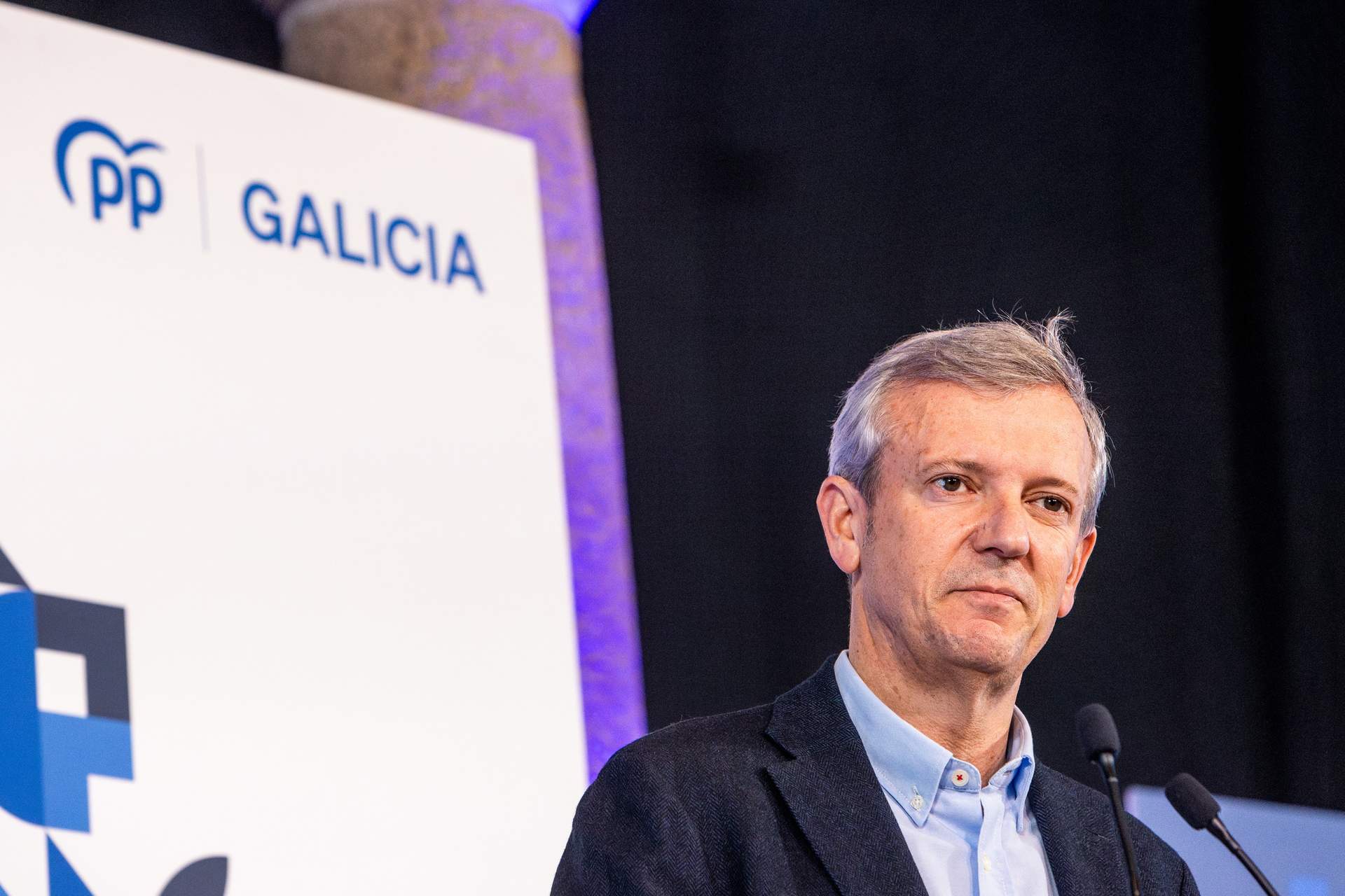 El presidente de la Xunta de Galicia y candidato del PP a la reelección, Alfonso Rueda, interviene durante un mitin de campaña, en el Hotel Monumento de San Francisco, a 10 de febrero de 2024, en Santiago de Compostela, A Coruña, Galicia.