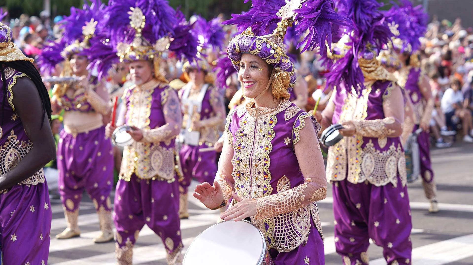 Varias personas disfrazadas durante la celebración del Coso, a 13 de febrero de 2024, en Tenerife. Europa Press Canarias