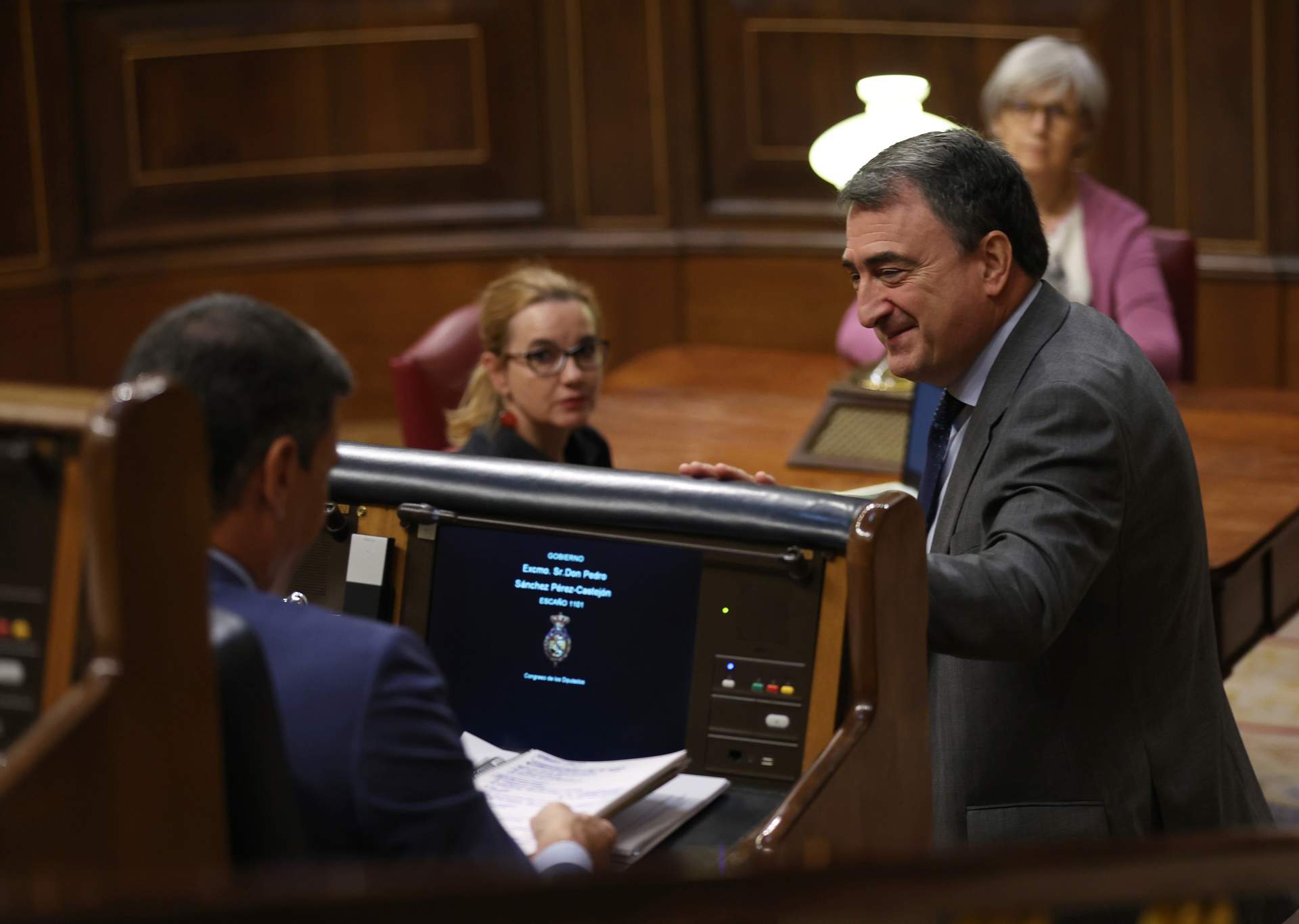 El presidente del Gobierno, Pedro Sánchez (i), y el portavoz del PNV en el Congreso, Aitor Esteban, en el Congreso de los Diputados, a 13 de julio de 2022, en Madrid.