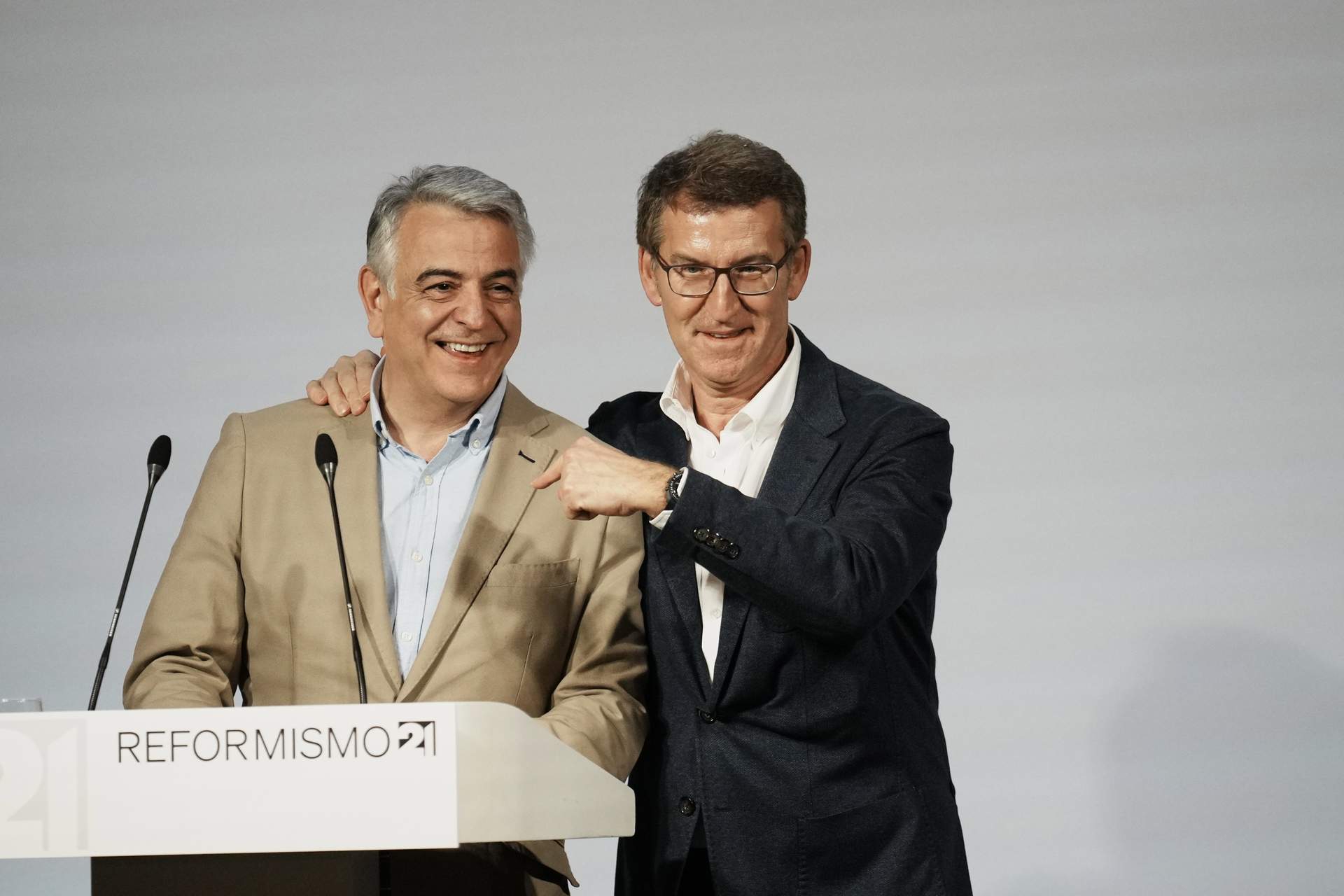 El candidato del PP a Lehendakari, Javier de Andrés (i) y el presidente del PP, Alberto Núñez Feijóo (d), durante la presentación del libro del presidente del PP Vasco y candidato a lehendakari, a 22 de marzo de 2024, en Bilbao.
