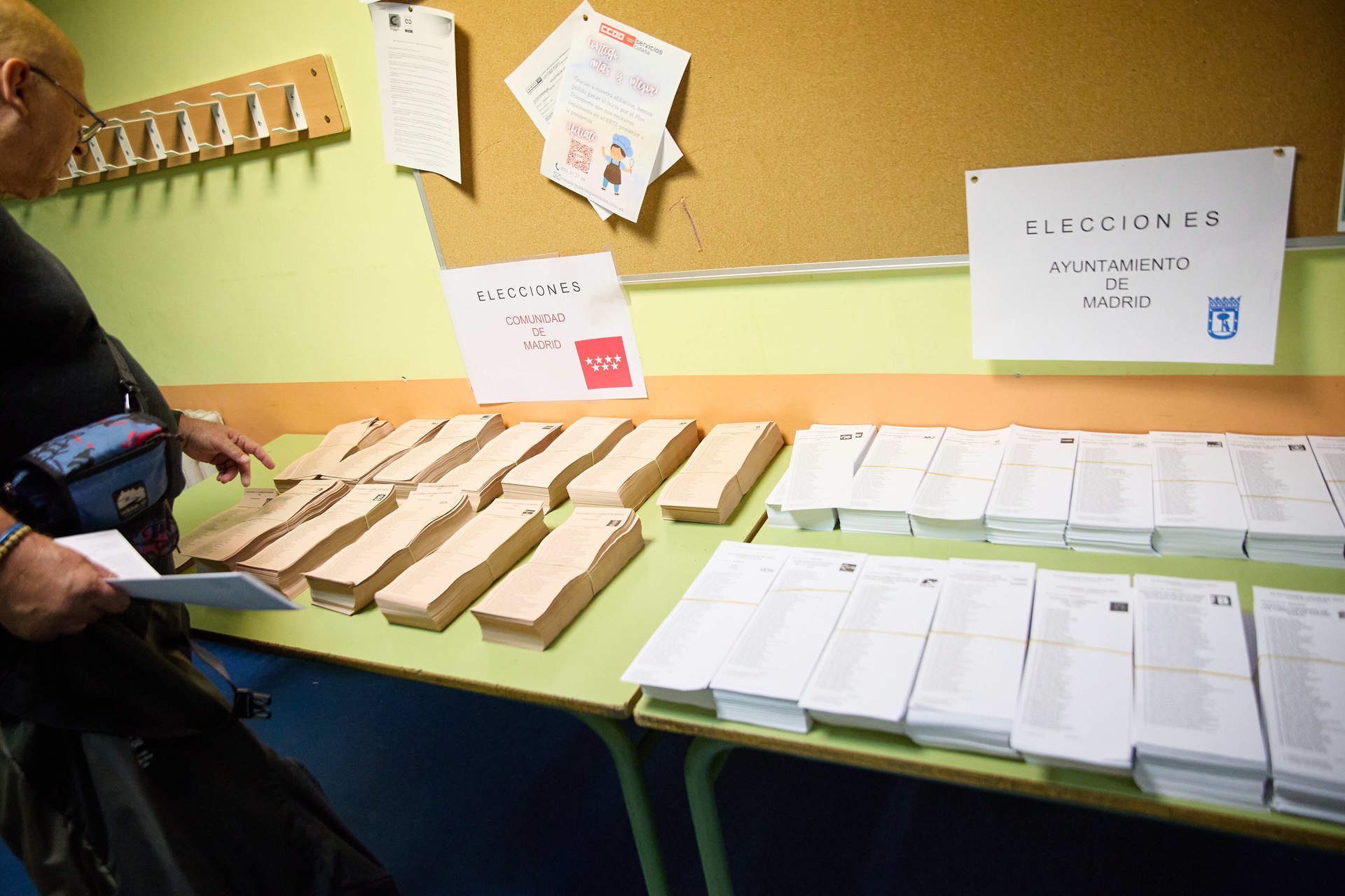 Papeletas de los distintos partidos políticos preparadas en un colegio electoral de Madrid (Foto: Jesús Hellín / Europa Press)